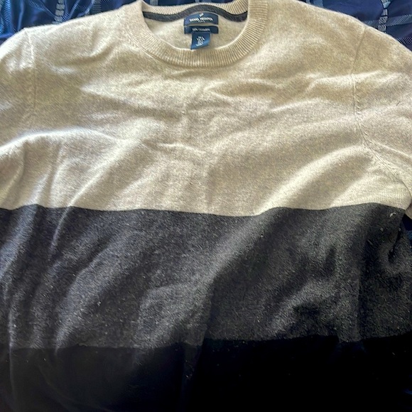 Cashmere sweater worn twice in great condition.